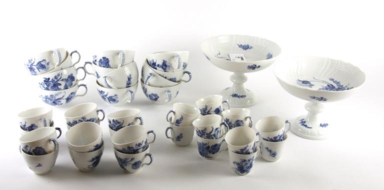 SERVIS, ca 100 delar, porslin "Blå blomst" Royal Copenhagen.