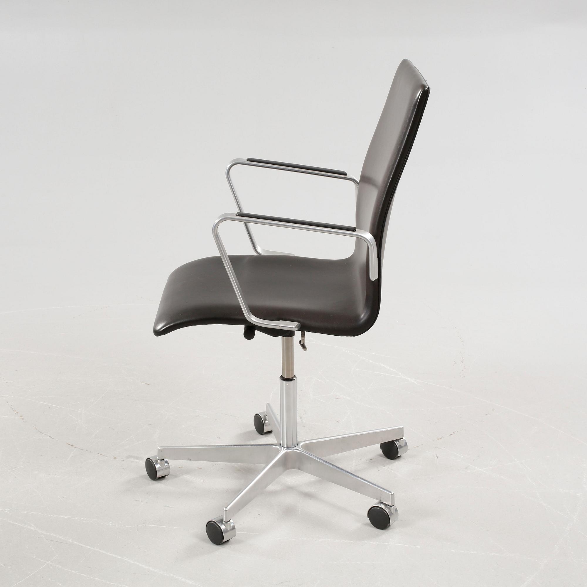 A desk chair, model Oxford, designed by Arne Jacobsen for Fritz Hansen, 2005.