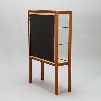 Carl Gustaf Hiort af Ornäs, A 1950s display cabinet, 'Näyttely-vitriini' for Huonekalu Mikko Nupponen Oy, Finland.