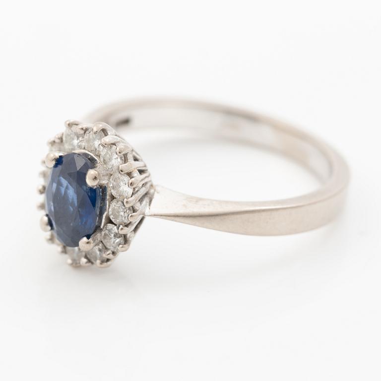 Ring 18K vitguld med blå safir och runda briljantslipade diamanter.
