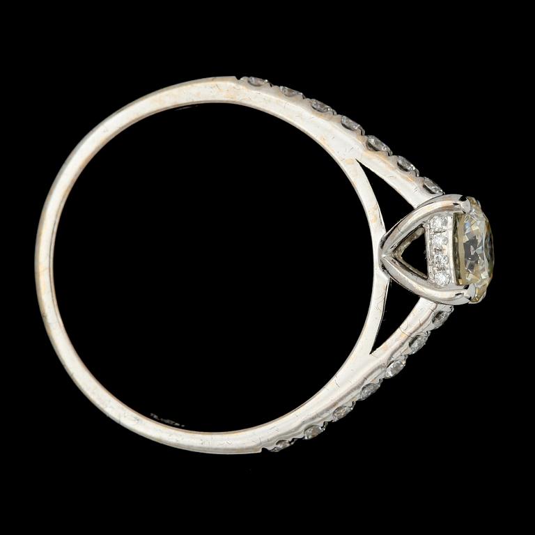 RING, 18k vitguld med briljantslipade diamanter ca0,68ct+ tot0,31ct. Vikt 3,3g.
