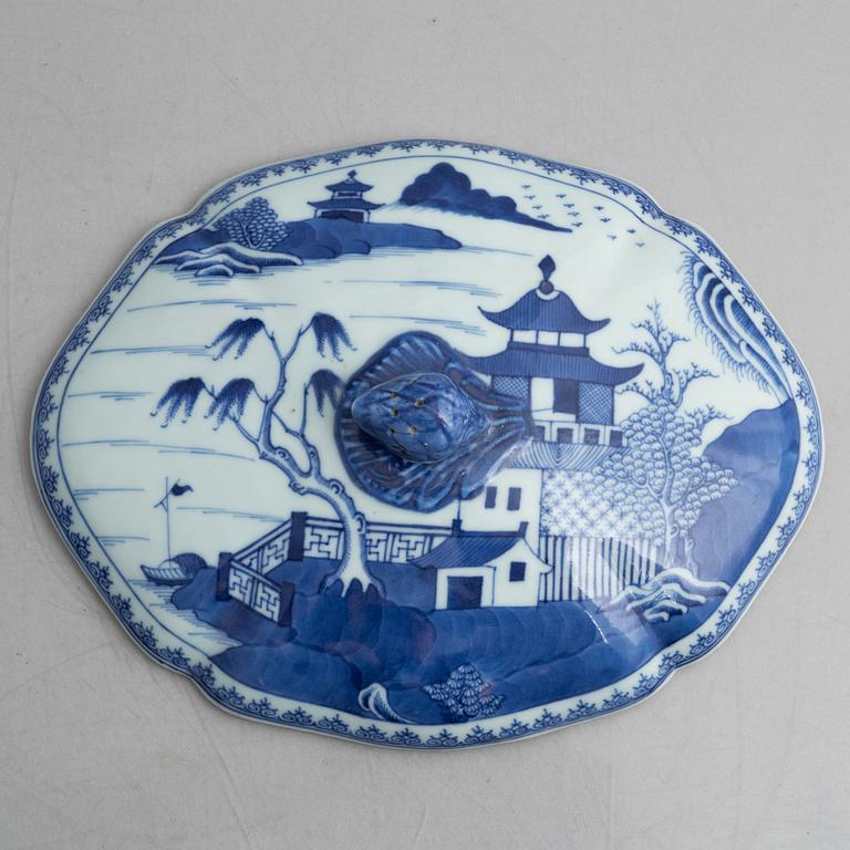 A Chinese export porcelain tureen with cover and a charger, Qing dynasty, Qianlong (1736-95).
