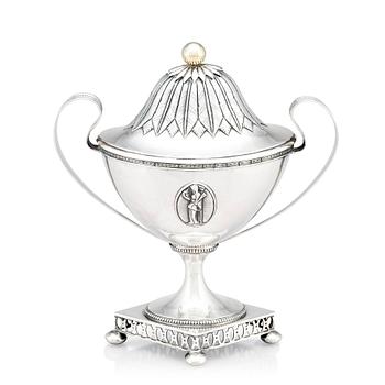 252. A Swedish early 19th Century silver sugar bowl with lid, marks of Johan Malmstedt, Gothenburg 1810.