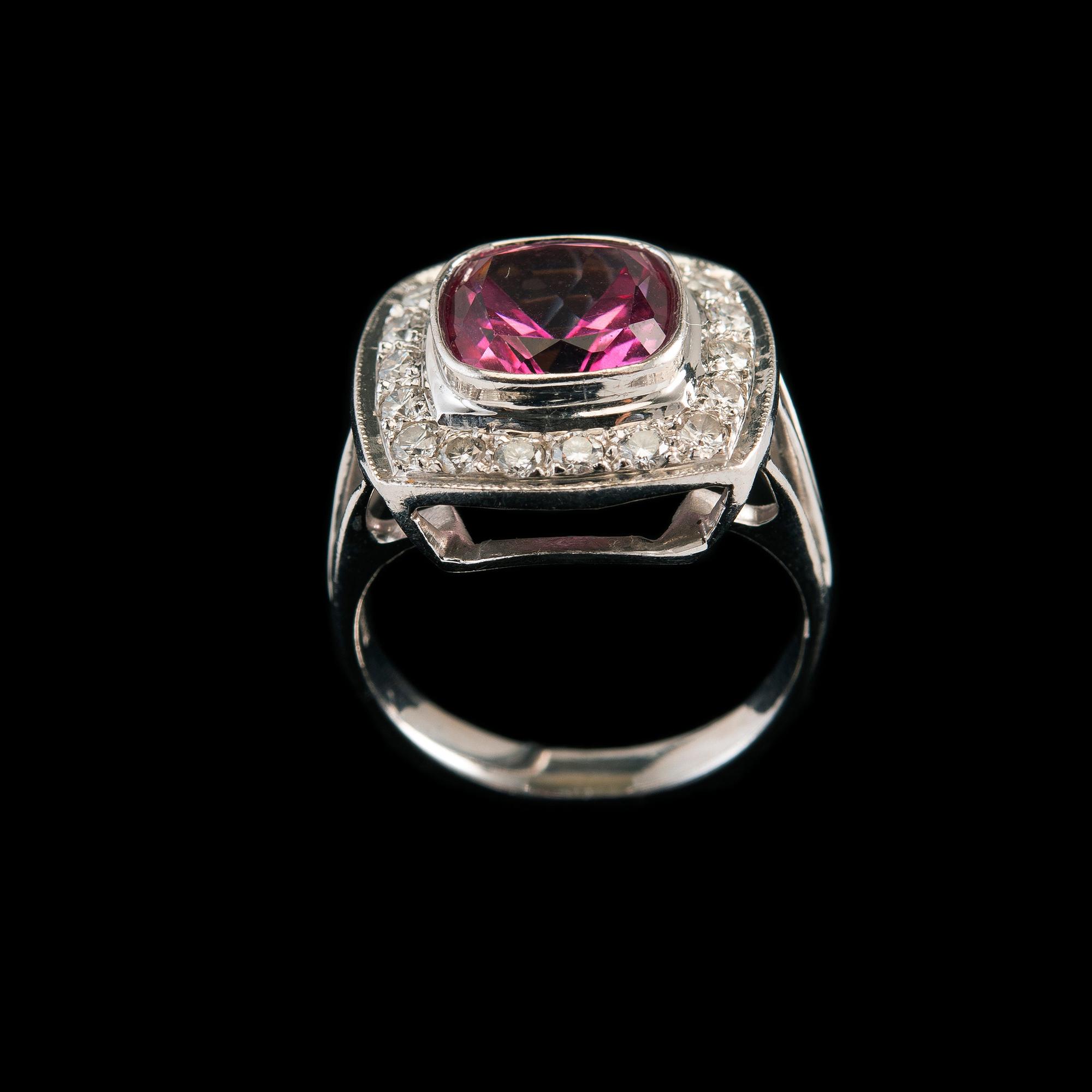 A RING, topaz c. 3.70 ct, brilliant cut diamonds 0.56 ct. 18K white gold. Size 17,5, weight 6,6 g.