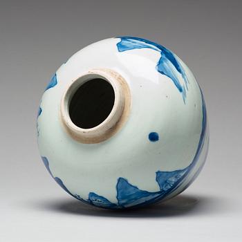 A blue and white Transitional jar, 17th Century.