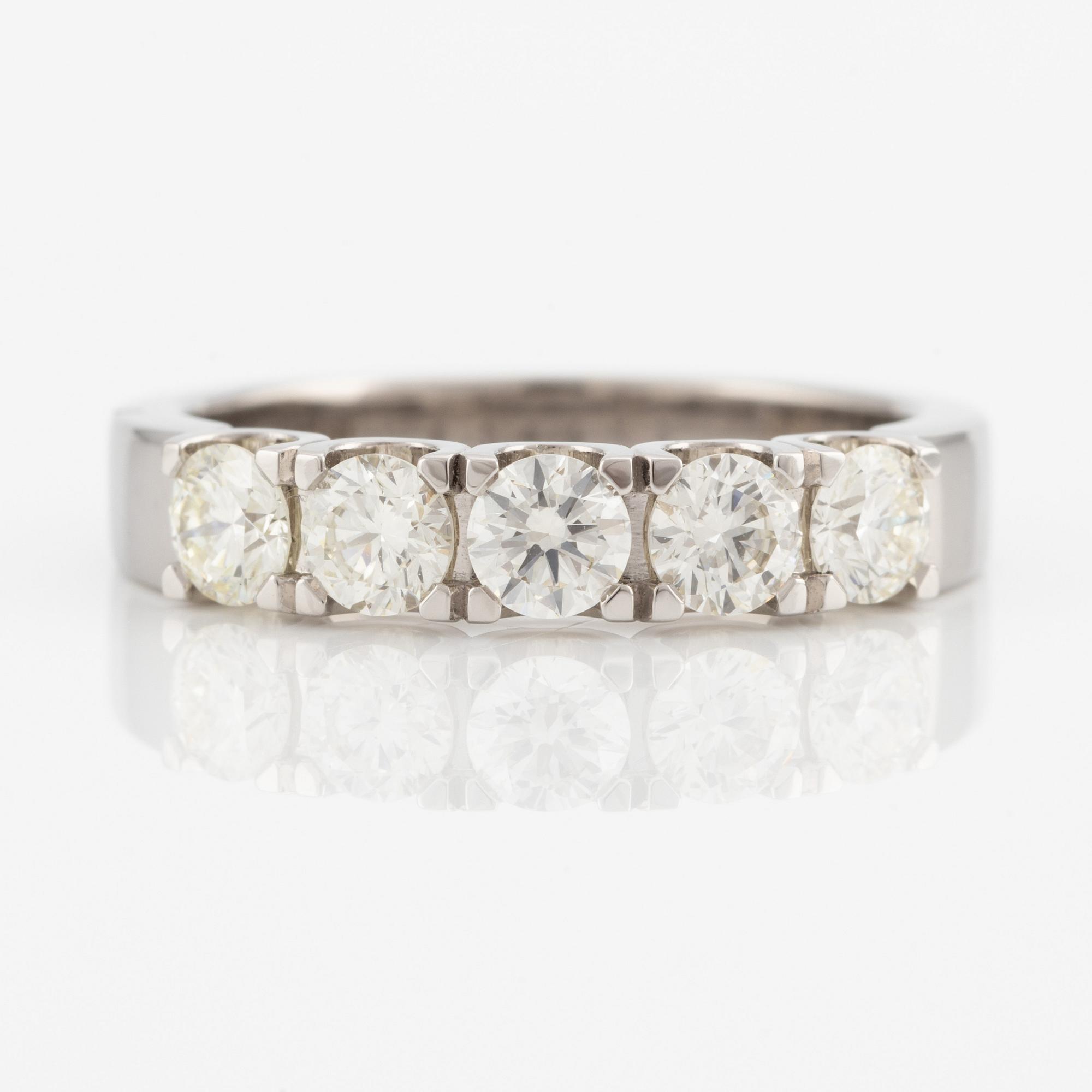 Ring in 14K gold with round brilliant cut diamonds.