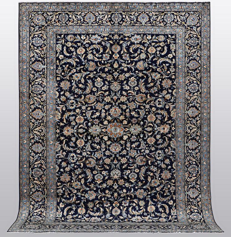A carpat, Kashan signed Reza Torshi, ca 370 x 250 cm.