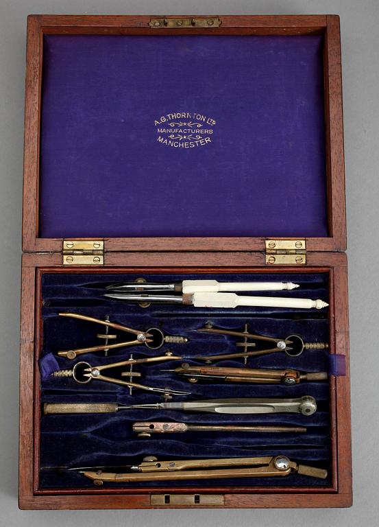 SKRIN, 2 st med geometriska instrument, bl a England, omkring år 1900.