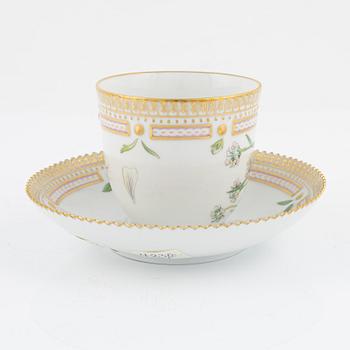 Kopp med fat, "Flora Danica", Royal Copenhagen, Danmark, 1992-99.