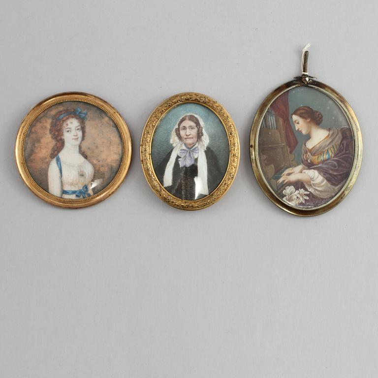 MINIATYRER, 3 st, gouacher respektive bemålat tryck, 1800-tal.