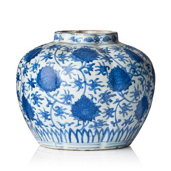 1086. A large blue and white 'lotus' jar, Ming dynasty, Wanli (1572-1620).