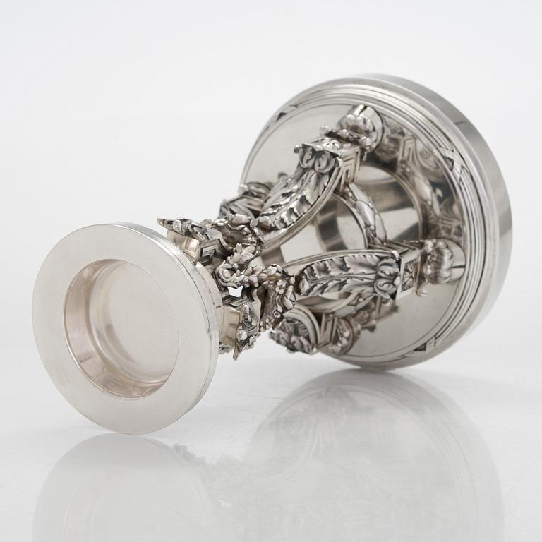 K. Fabergé, uppsatsskål, silver och slipat glas. Hovleverantörsmärke och ristat inventarienummer 21405. Moskva 1908-17.