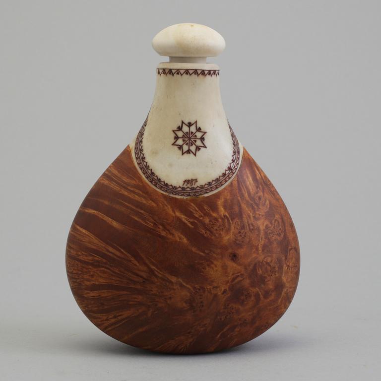 ESSE POGGATS, a Sami burr birch and reindeer horn salt flask, signed EP and dated 1987.