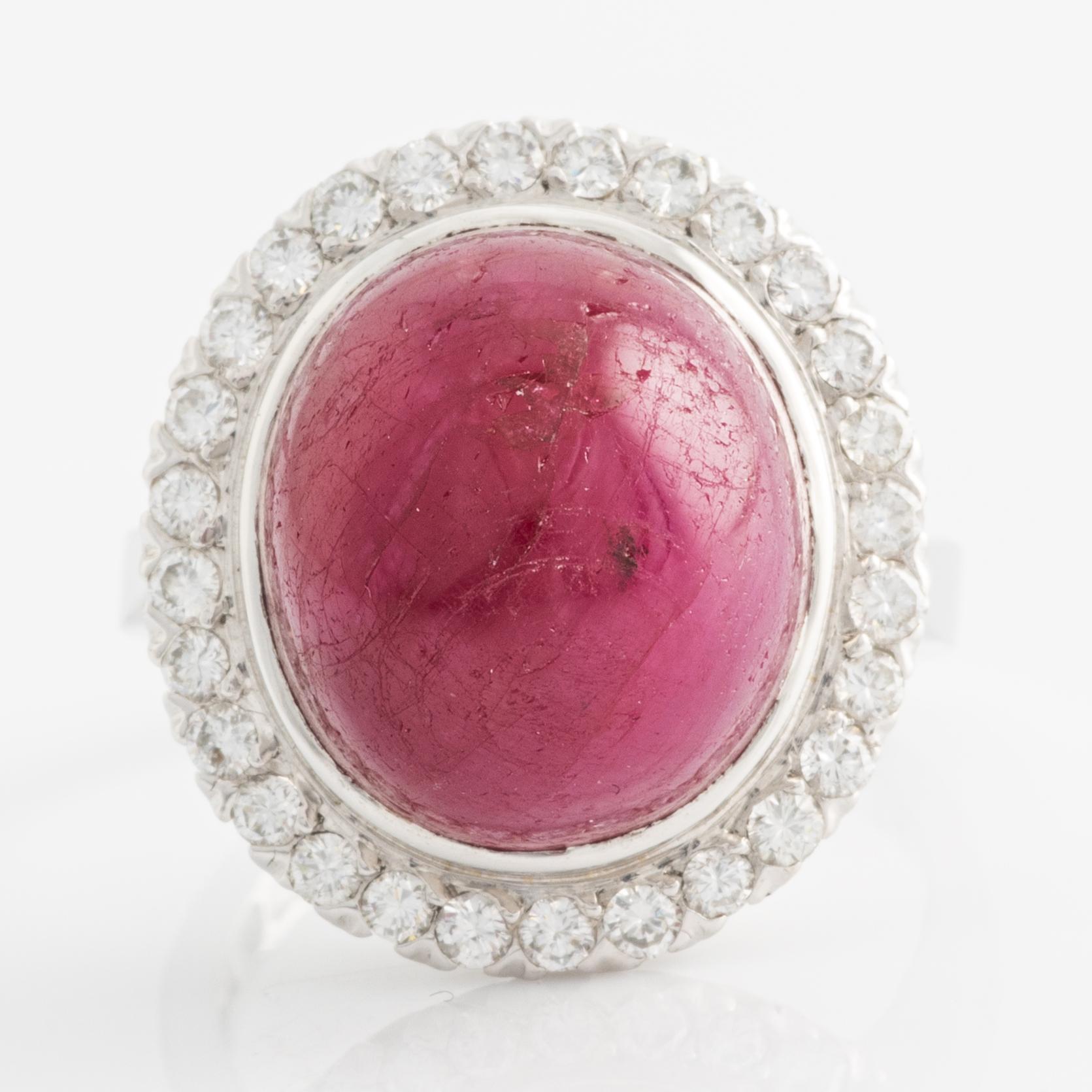 Ring, 18K vitguld med cabochonslipad rubin och briljantlipade diamanter.