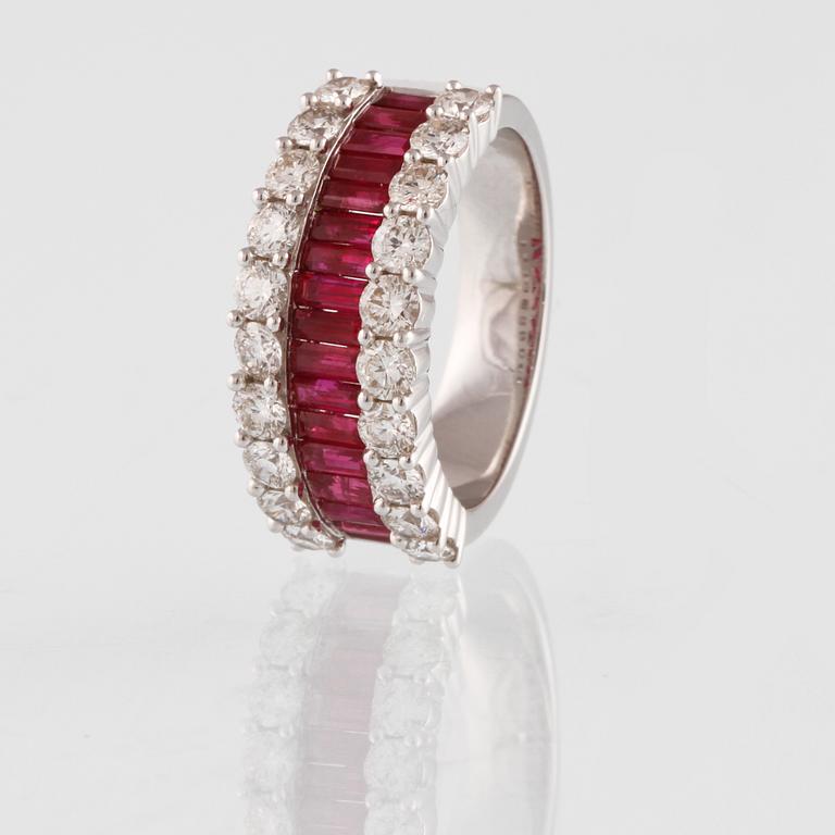 RING, 18K vitguld med 20 briljantslipade diamanter 1.47 ct samt 17 baguettslipade rubiner 1,57 ct. Vikt 9,4 gram.