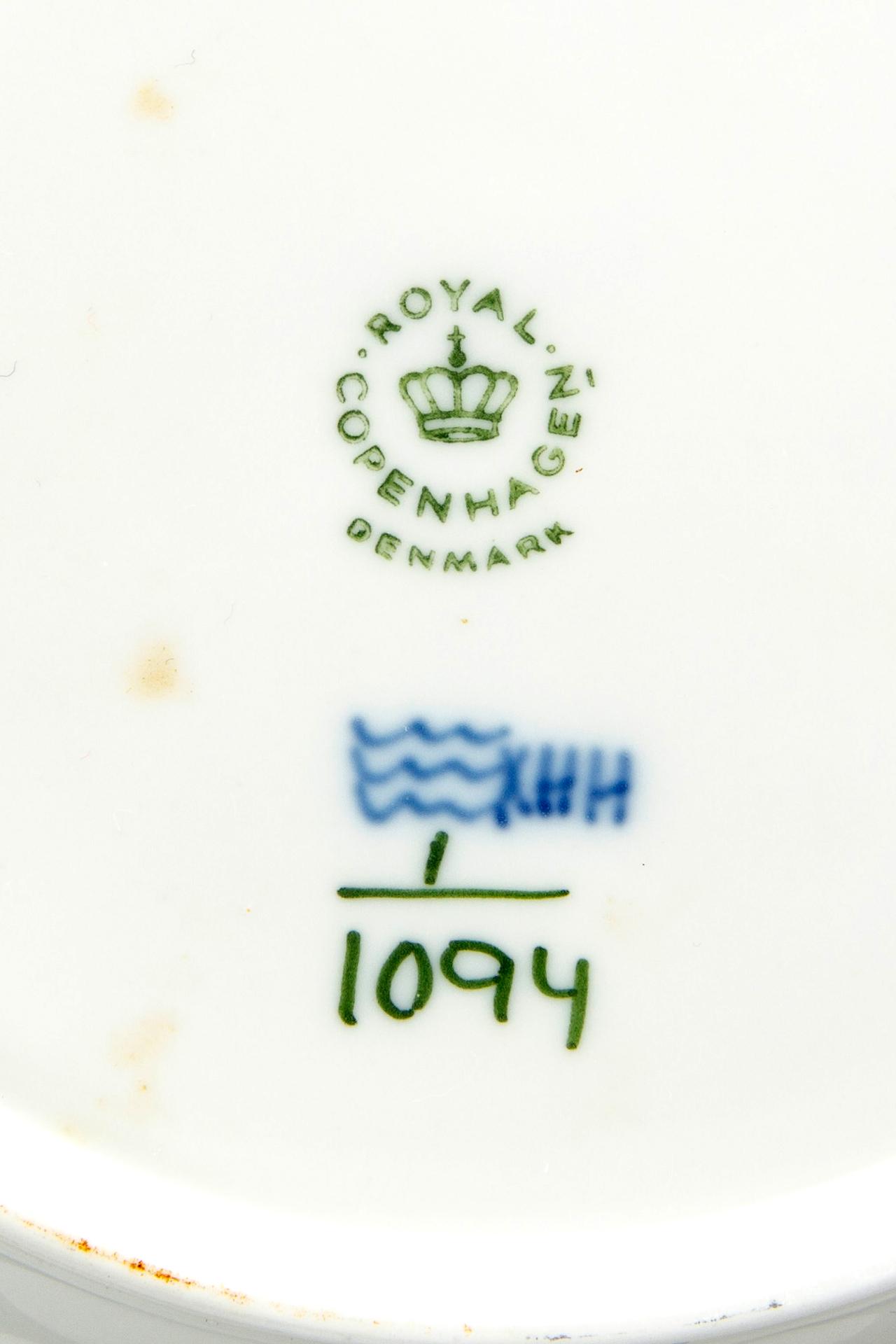 A set of 8 Musselmalet Royal Copenhagen plates nr 1094.