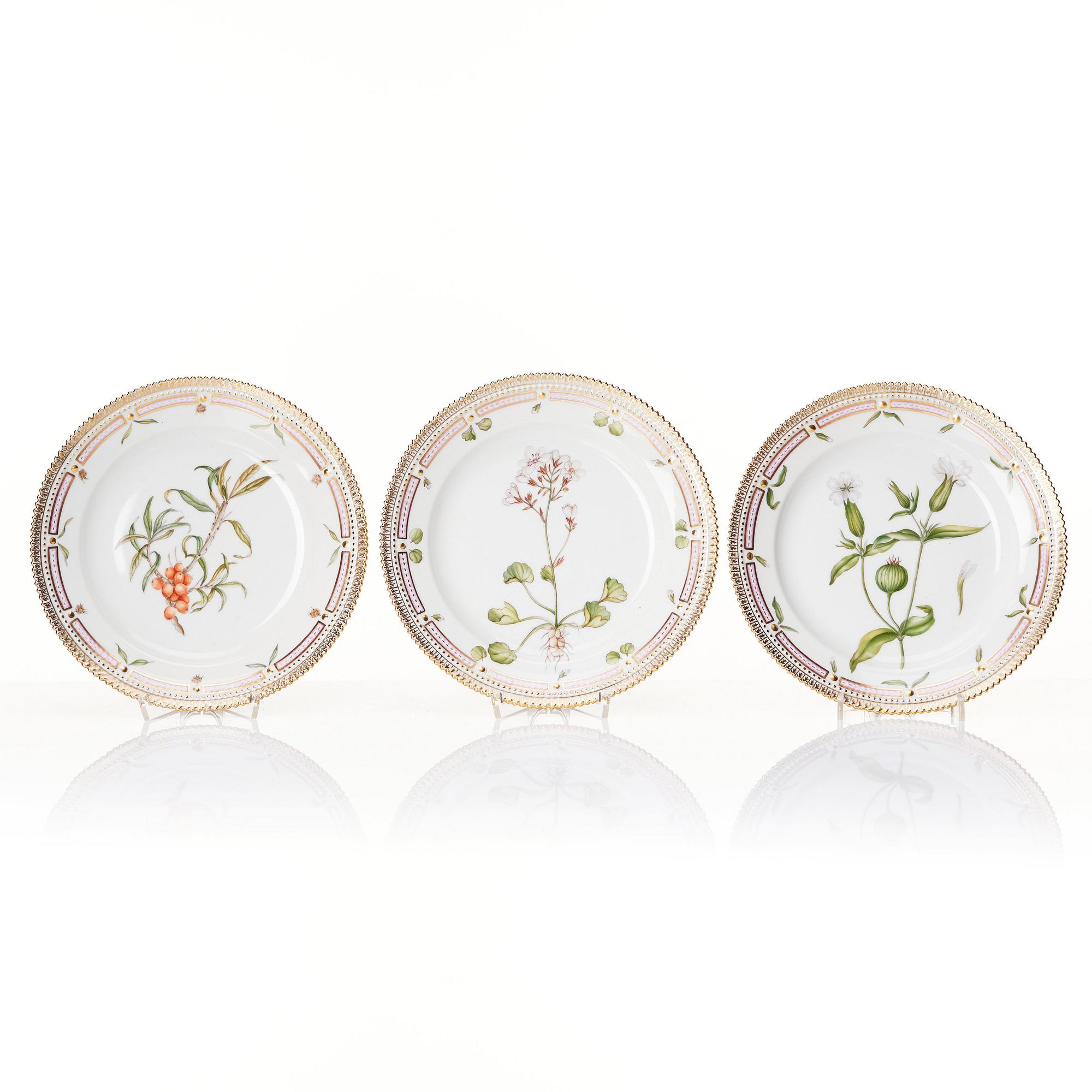 A set of 12 Royal Copenhagen 'Flora Danica' plates, Denmark, 20th Century.