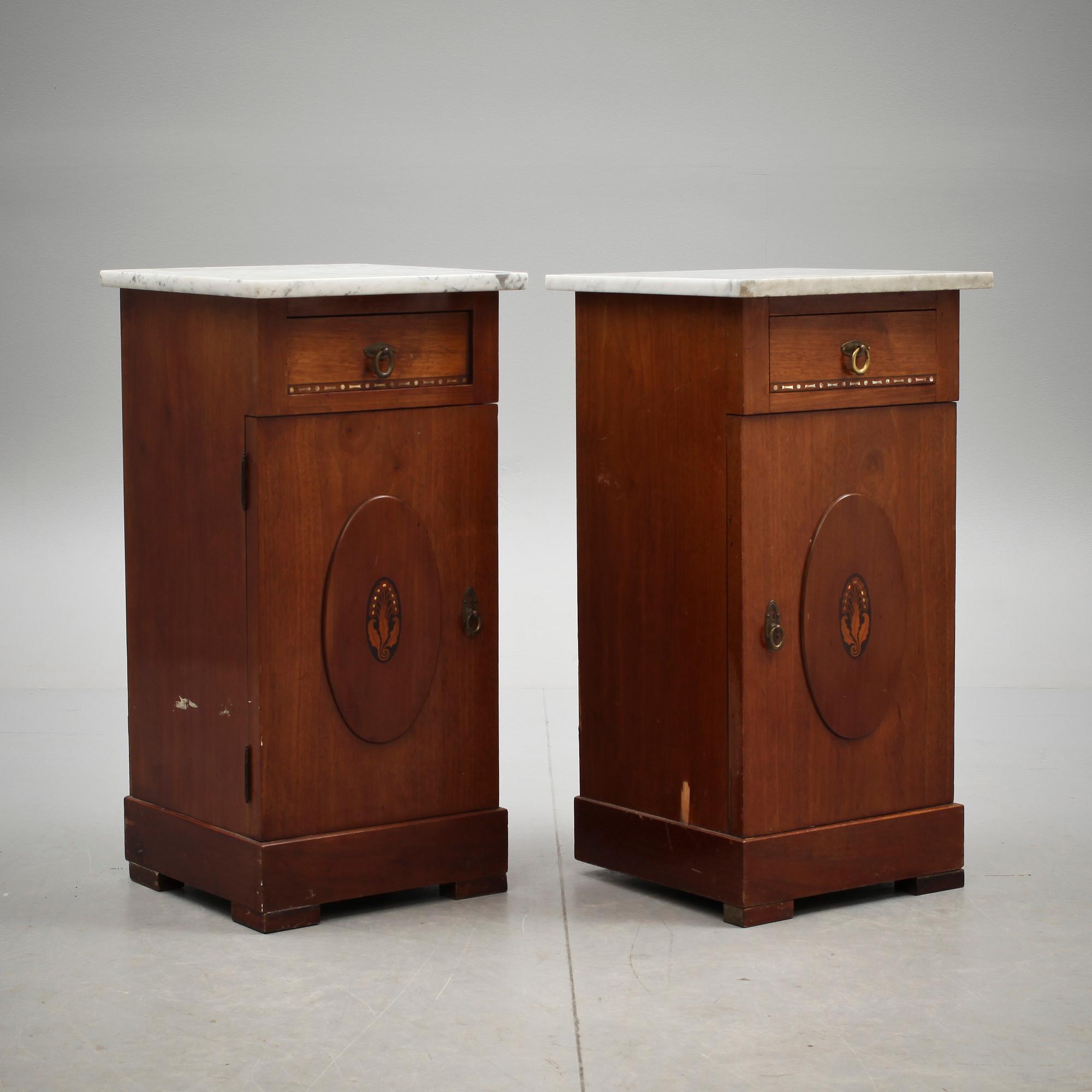 POTTSKÅP, ett par snarlika, 1900-talets första hälft.