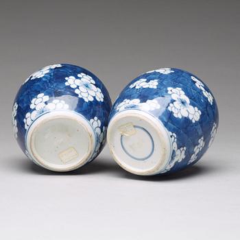 Two blue and white tea caddies, Qing dynasty, Qianlong (1736-95).