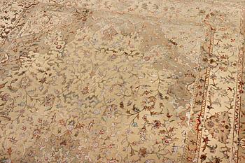 A Tabriz carpet, part silk, c. 311 x 199 cm.