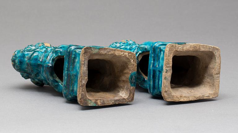 ALTARHUNDAR, ett par, lergods, Kina, mingdynastin (1368-1644).