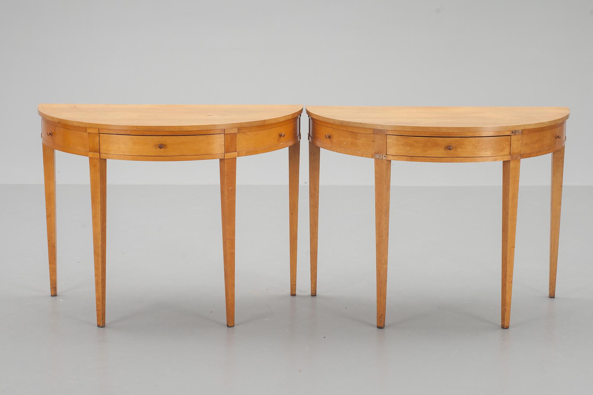 BORD, ett par, halvmåne. Signerade och daterade 1920.