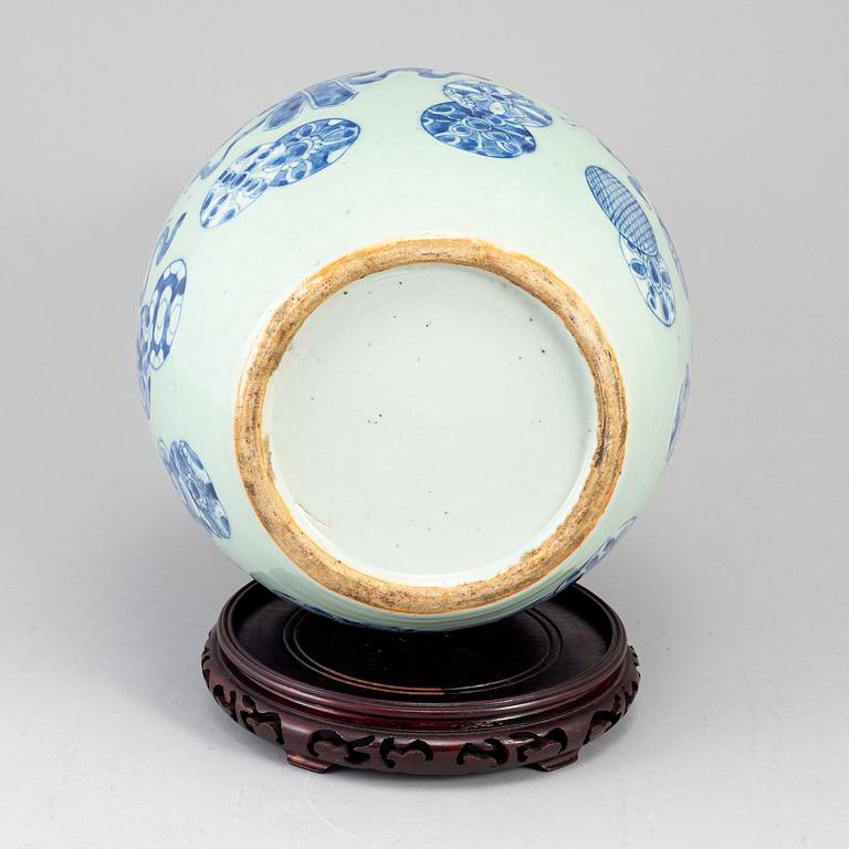 A blue and white tianqiuping vase, Qing dynasty, late 19th/early 20th century.