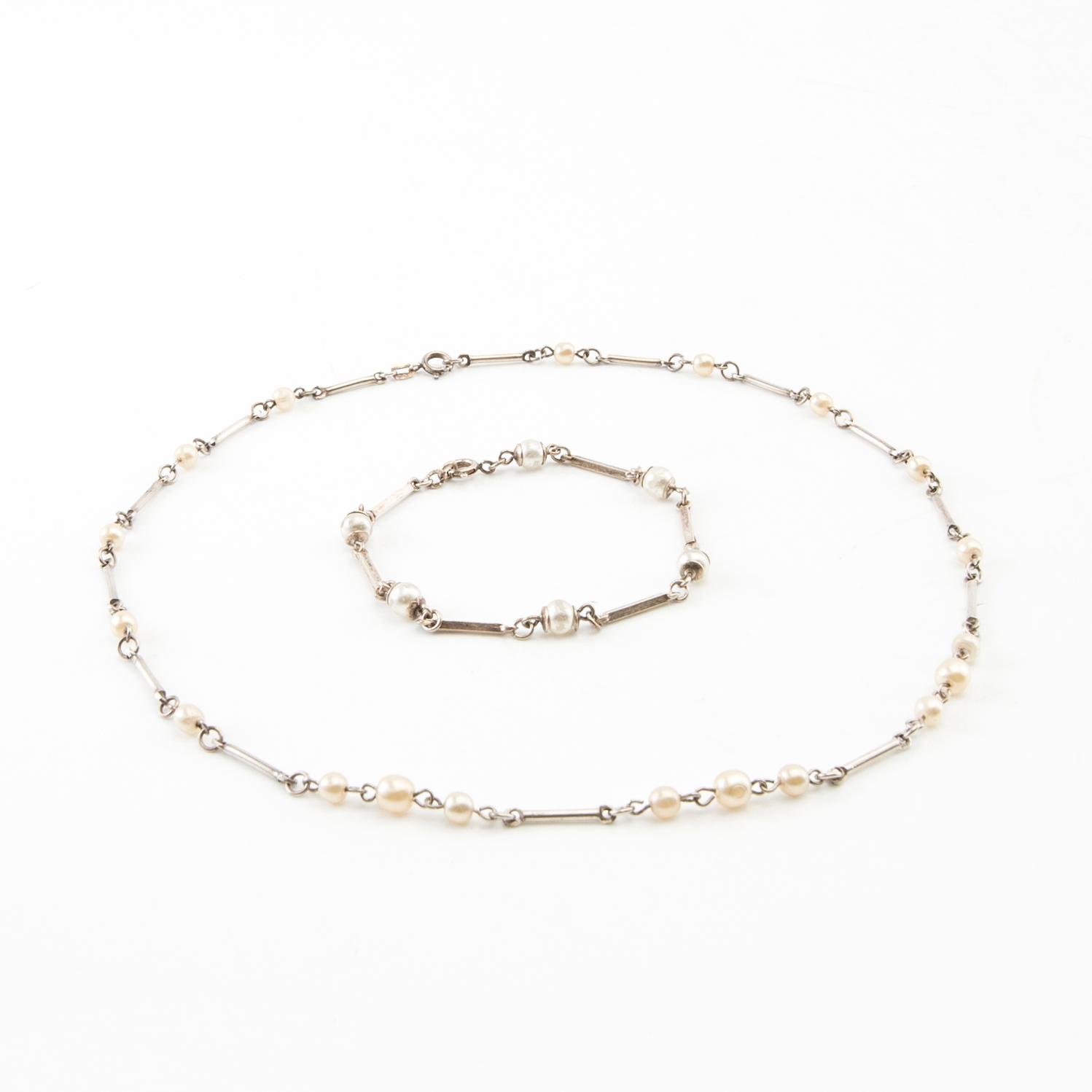 Halsband och armband silver och pärlor svenska importstämplar.