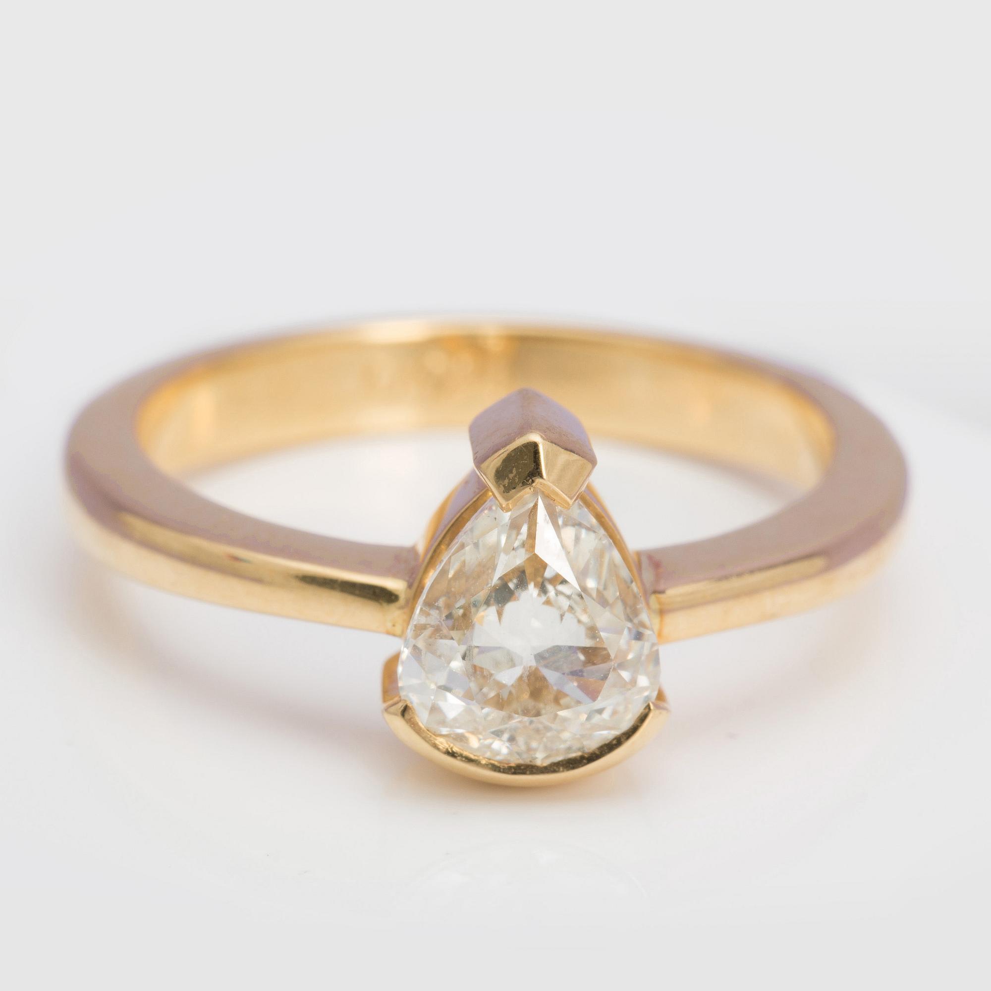 A ca 1.00 ct pear-cut diamond ring.