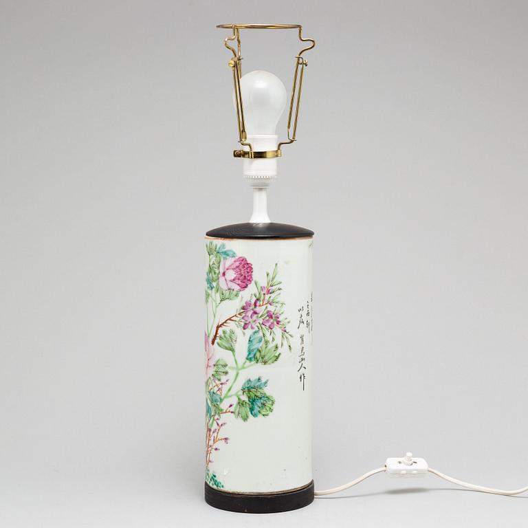 A Chinese famille rose hat stand, turned into a table lamp, early 20th century.