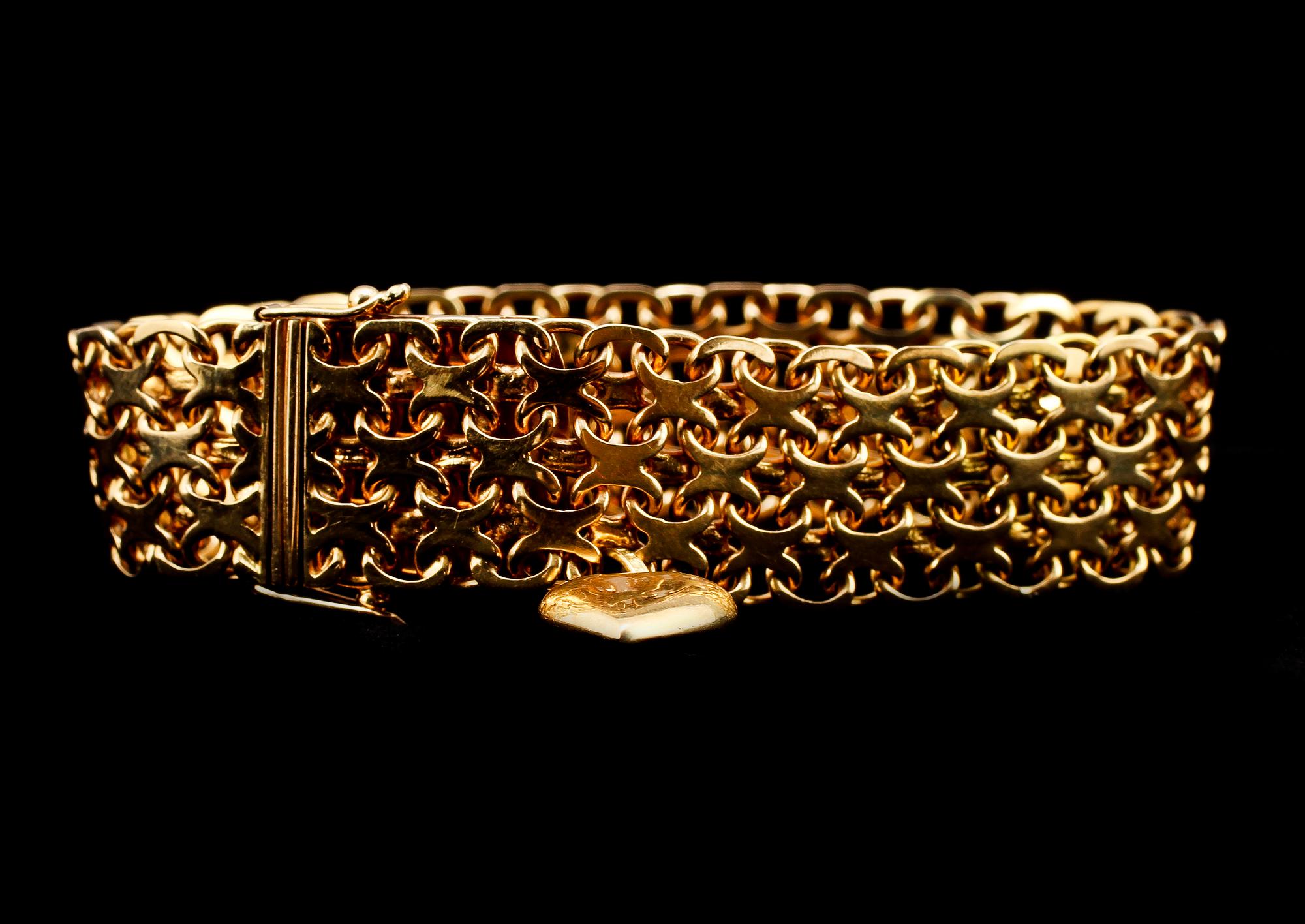 ARMBAND, 18k guld, länk med en berlock, Stockholm, 1958. Vikt 40 g.