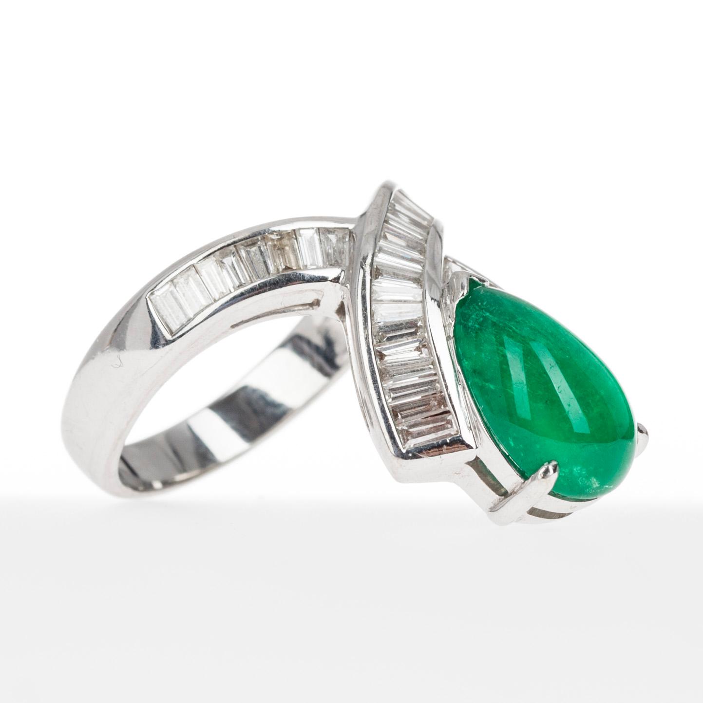 SMARAGD-DIAMANTRING, 18K. Vikt 18,79 g.
