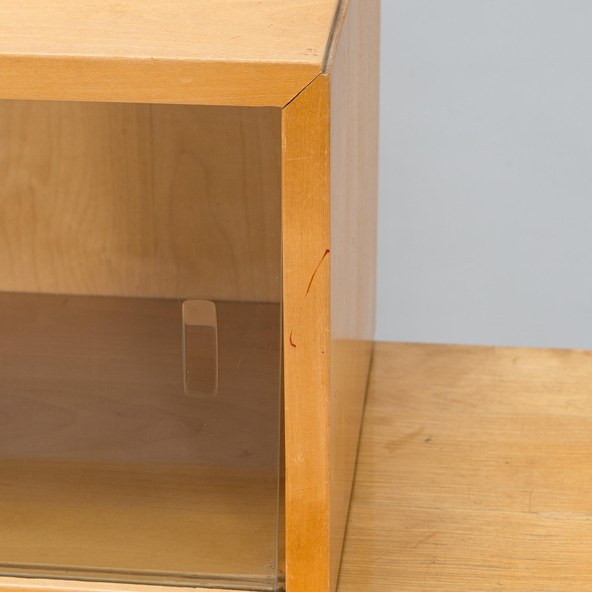 Aino Aalto, kaappi, malli 808 ja vitriini, malli 214 O.Y. Huonekalu- ja Rakennustyötehdas A.B. 1950-luvun alku.