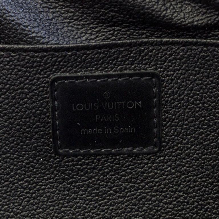 TAIGA TOILETRY POUCH GM, Louis Vuitton.