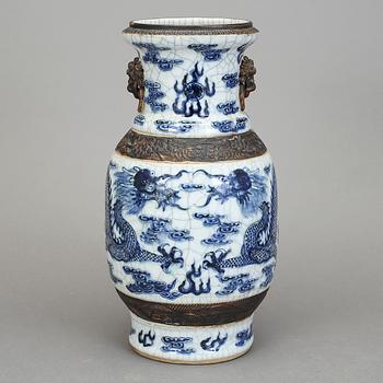 VAS, porslin, Kina, omkring år 1900.
