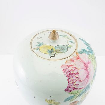 A Chinese jar with cover, early 20th century.