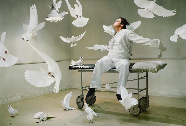 Martin Schoeller, "Quentin Tarantino with Doves; Los Angeles, CA", 2004.