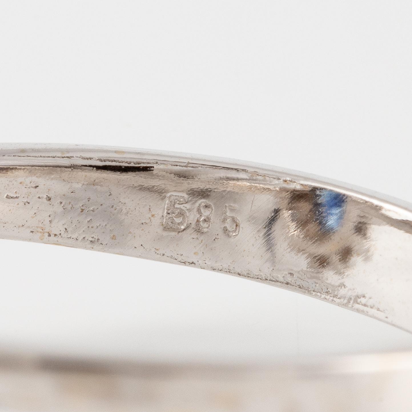 Ring, carmosé, 14K vitguld med safir och briljantslipade diamanter.