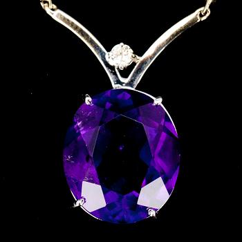 HALSSMYCKE, vitguld 14K, fasettslipad ametist, en diamant. Vikt 9,6 g. 1950-tal.
