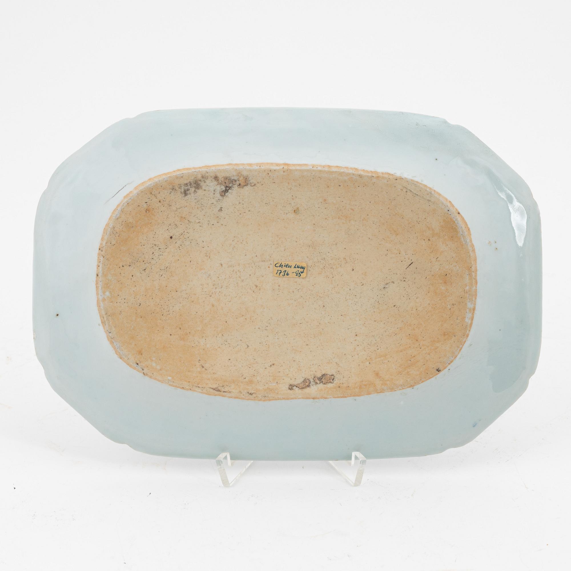 A Chinese blue and white porcelain charger, Qing dynasty, Qianlong (1736-95).