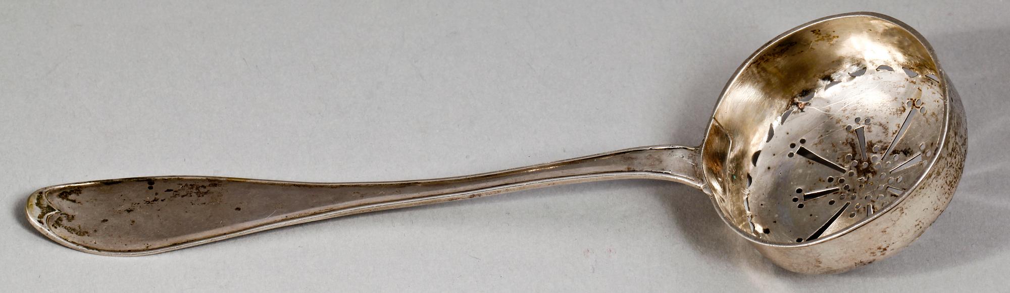 GRÄDDKANNA SAMT SOCKERSTRÖARE, silver, 1800-tal. Tot vikt ca 205,1g.