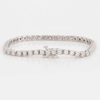 A TENNISBRACELET set with round brilliant-cut diamonds.