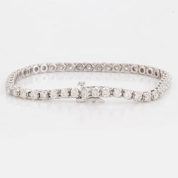 A TENNISBRACELET set with round brilliant-cut diamonds.