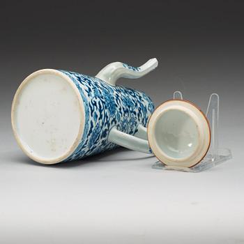 A blue and white coffepot with cover, Qing dynasty, 18th Century.