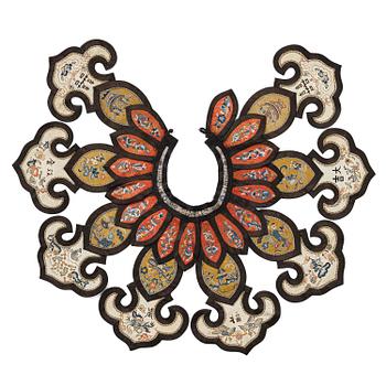 1075. An elegant embroidered cloud collar, Qing dynasty, 19th century.