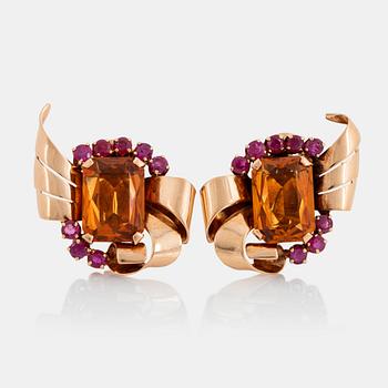 828. A pair of 18K gold earrings set with faceted citrine and rubies.