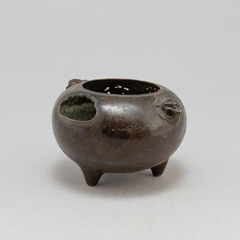 A Chinese bronze tripod censer, early 20th century.