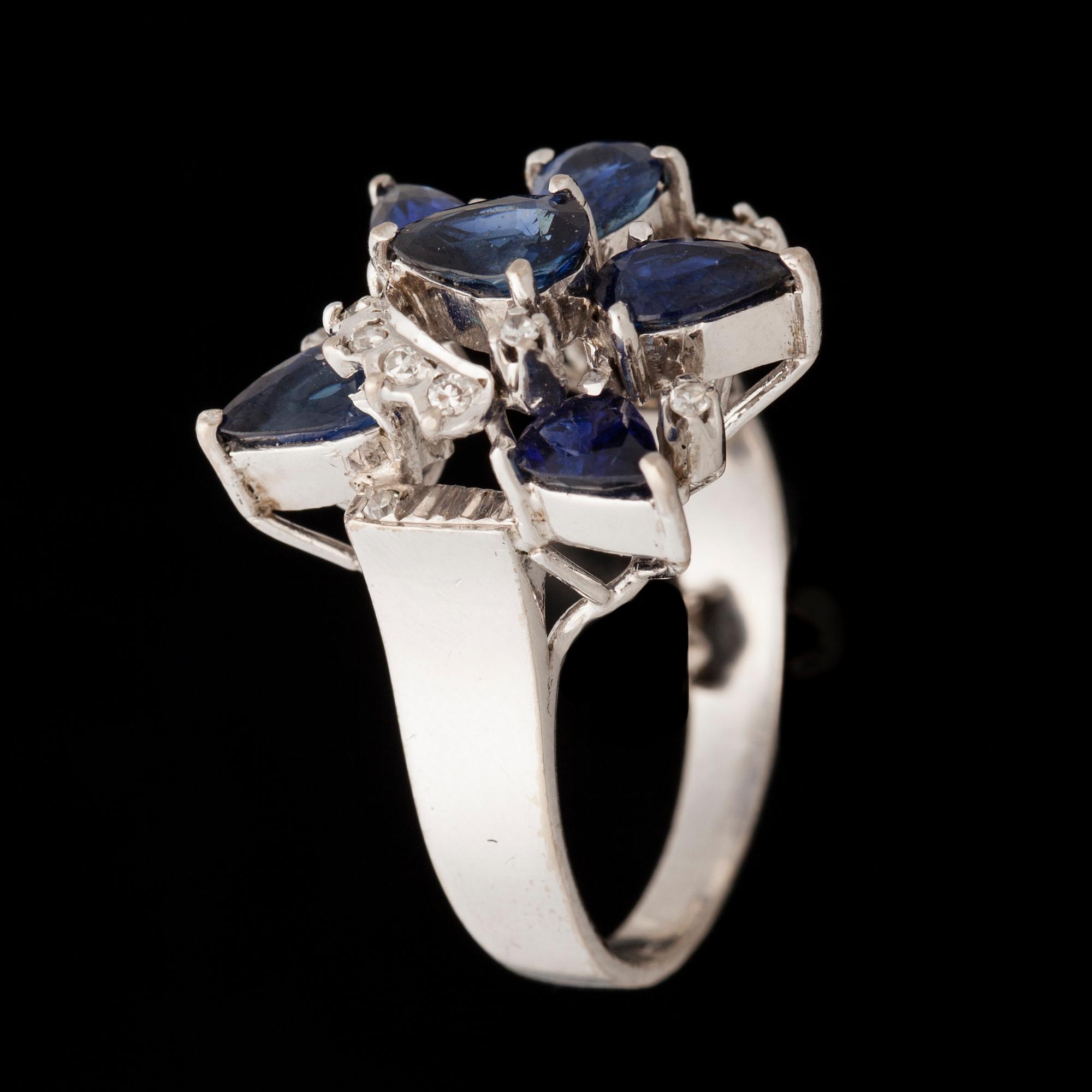 RING, 18K vitguld, 8/8-slipade diamanter, safirer. Vikt ca 6,0 g.