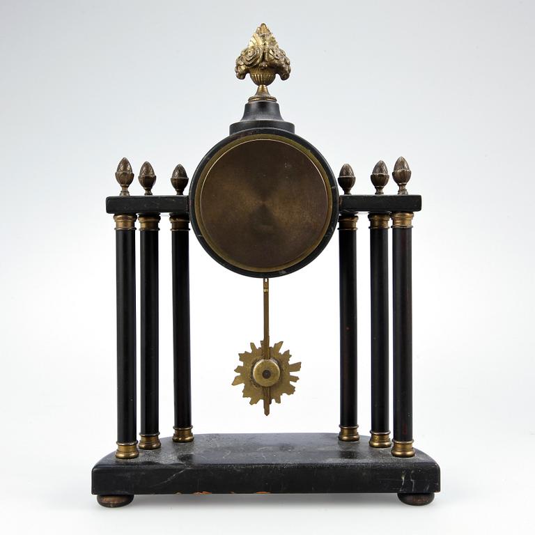 BORDSPENDYL, empirestil, 1900-talets början.