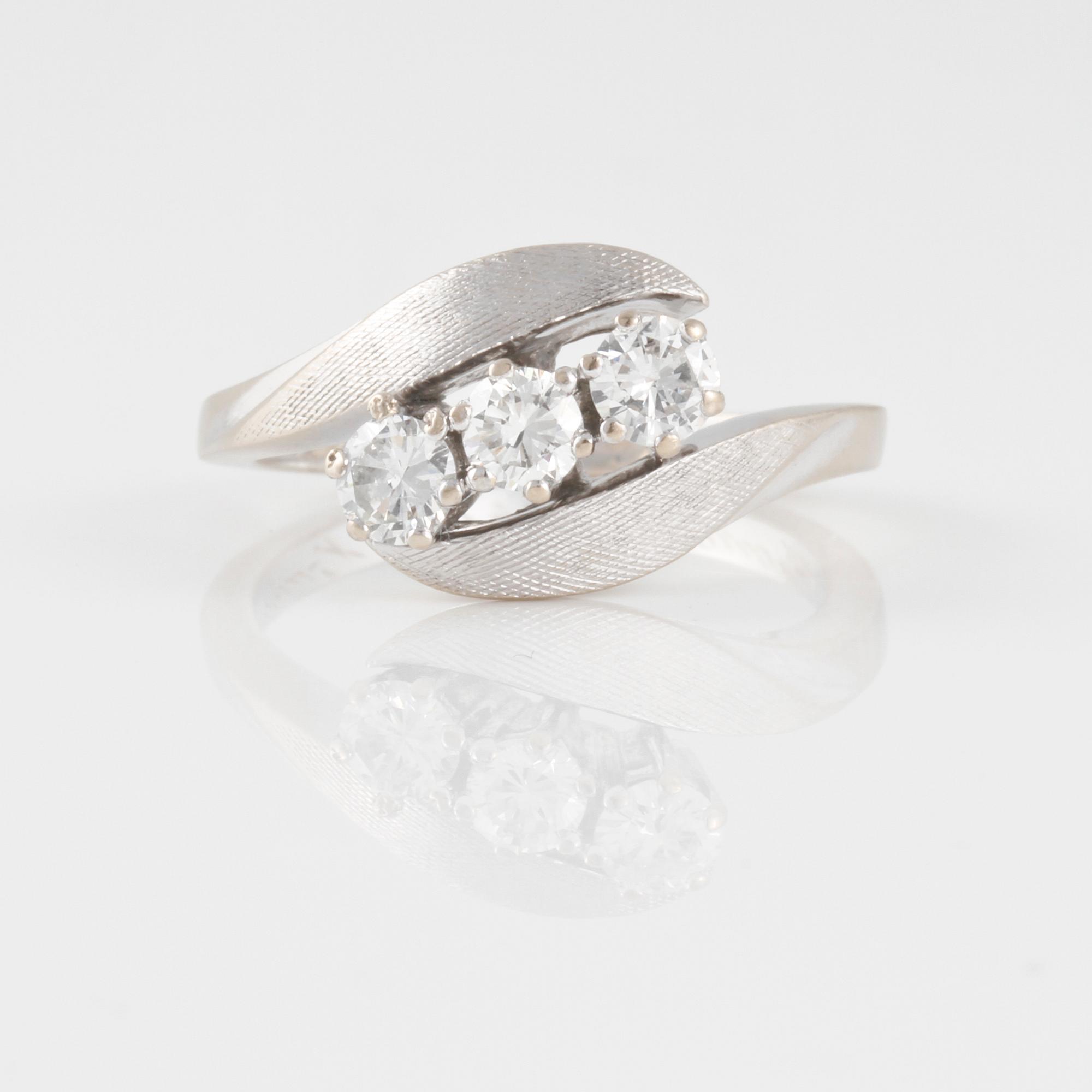 RING, med 3 briljantslipade diamanter ca 0.45 ct.